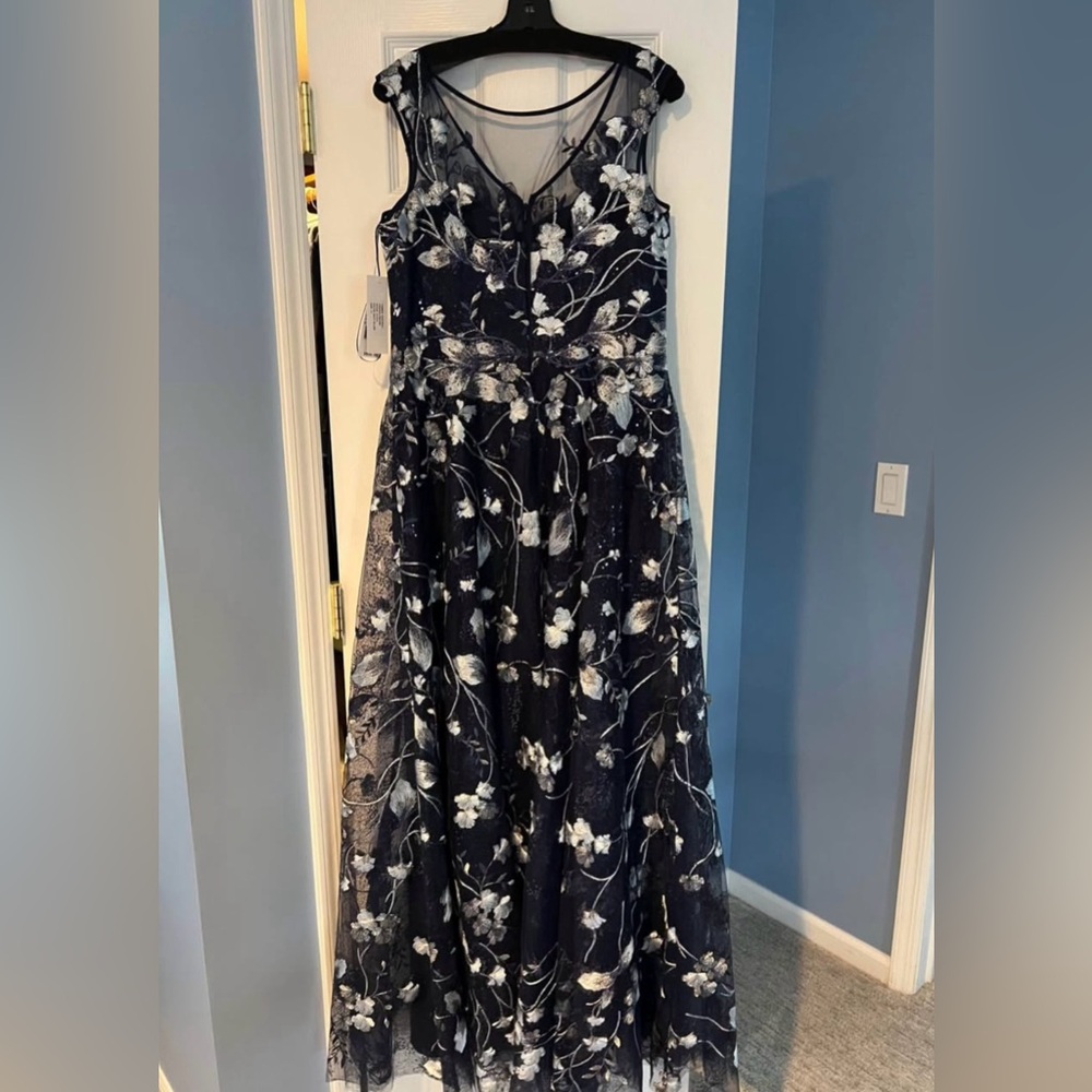 Elegant Floral Navy and White Dress - Picture 2 of 6